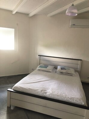 Chambre, 1 lit Queen avec douche intégrée | Premium bedding, desk, laptop workspace, soundproofing - Belcourtex (Baie-Mahault)