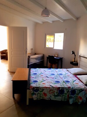 Habitación triple familiar | Ropa de cama de alta calidad y escritorio