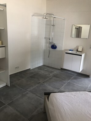 Chambre, 1 lit Queen avec douche intégrée | Premium bedding, desk, laptop workspace, soundproofing - Belcourtex (Baie-Mahault)
