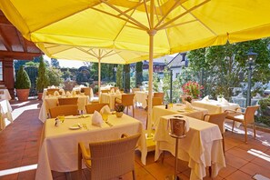 Lunch and dinner served, Spanish cuisine