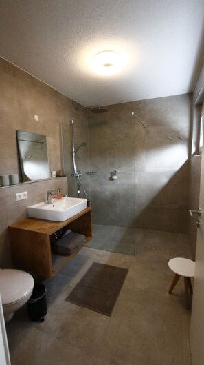 Chambre double | Salle de bain | Douche, douche cascade, serviettes fournies