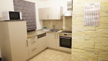 Appartamento | Cucina privata | Frigorifero, microonde, forno, piano cottura