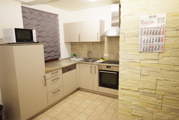 Apartment | Private kitchen | Fridge, microwave, oven, stovetop - AB Apartment 129 (Stuttgart)
