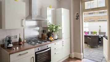 Casa, bany privat | Cuina compartida | Frigorífic gran, microones, forn i rentaplats