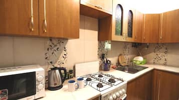 Signature Shared Dormitory | Private kitchen | Fridge, microwave, oven, stovetop
