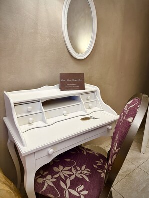 In-room safe, desk, iron/ironing board, free WiFi - Boutique Hotel Calais Milano (Milan)