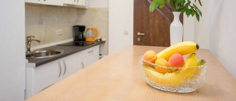 Studio, Multiple Beds (3) | Private kitchen