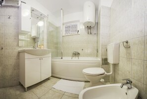 Studio, Multiple Beds (3) | Bathroom