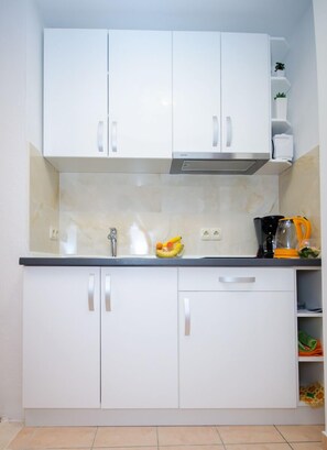 Studio, plusieurs lits (3) | Cuisine privée | Réfrigérateur, plaque de cuisson, cafetière/bouilloire