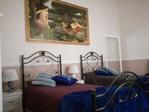 Habitación estándar con 2 camas individuales | Minibar, escritorio, cortinas opacas y tabla de planchar con plancha