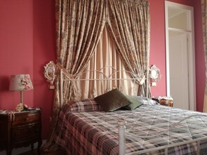 Minibar, skrivbord, mörkläggningsgardiner och strykjärn/strykbräda