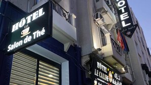 A hotel named "HOTEL LE CALIFE" with a sign indicating "Salon de Thé" and Arabic text. - Hôtel Le Calife (Tunis)