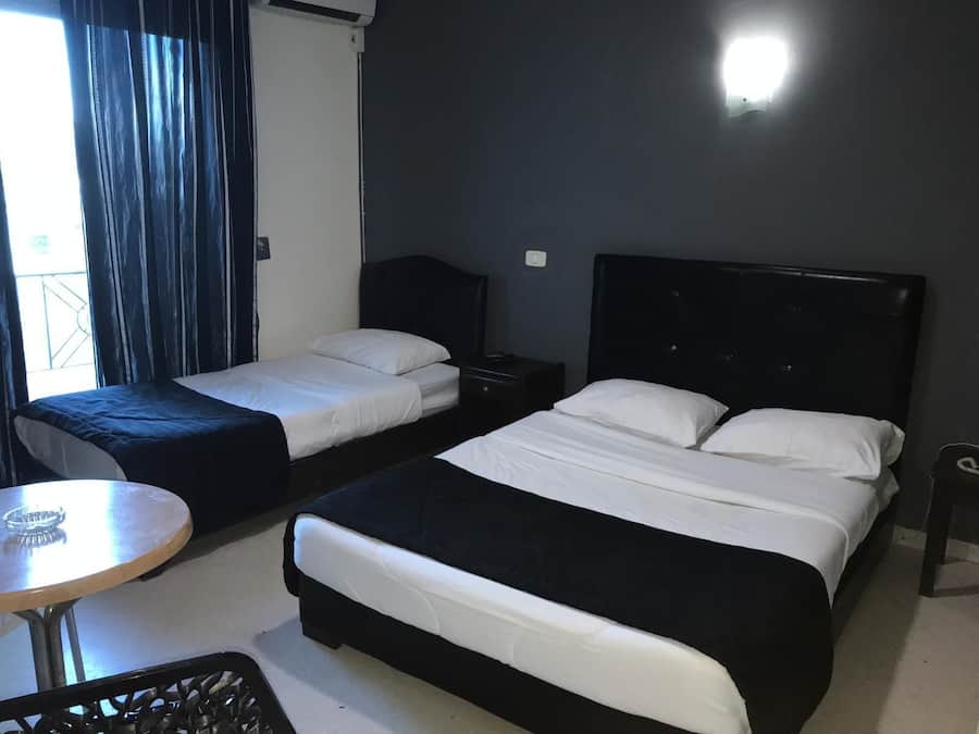 Cofres nos quartos, cortinas blackout, Wi-Fi de cortesia, roupa de cama