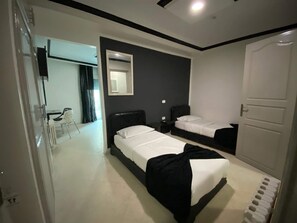 家庭房 | 客房内保险箱、遮光窗帘、免费 WiFi、床单