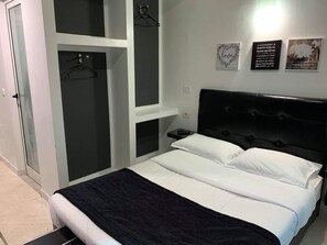 Double or Twin Room | In-room safe, blackout drapes, free WiFi, bed sheets - Hôtel Le Calife (Tunis)