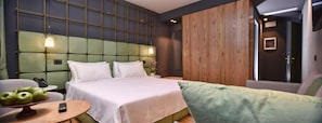 Frigobar, cofres nos quartos, quartos à prova de som