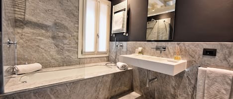 Exclusive-værelse til 3 personer - flere senge - ikke-ryger - udsigt til kanal | Badeværelse | Gratis toiletartikler, hårtørrer, hjemmesko, bidet