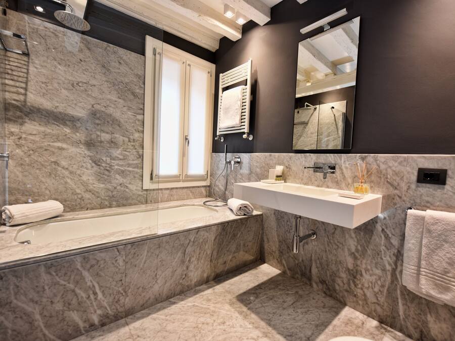 Exclusive Triple Room, Multiple Beds, Non Smoking, Canal View | Bathroom | Free toiletries, hair dryer, slippers, bidet