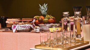 A buffet table with various food items and beverages. - Hotel Maison Ducal (Venice)