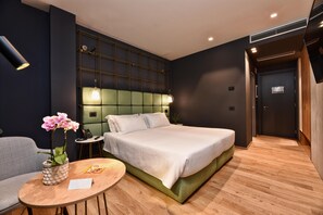 Minibaari, tallelokero huoneessa, äänieristys, lisävuoteet