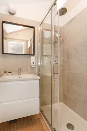 Shower, hair dryer, towels - Apartments and Rooms Stone House (Split)