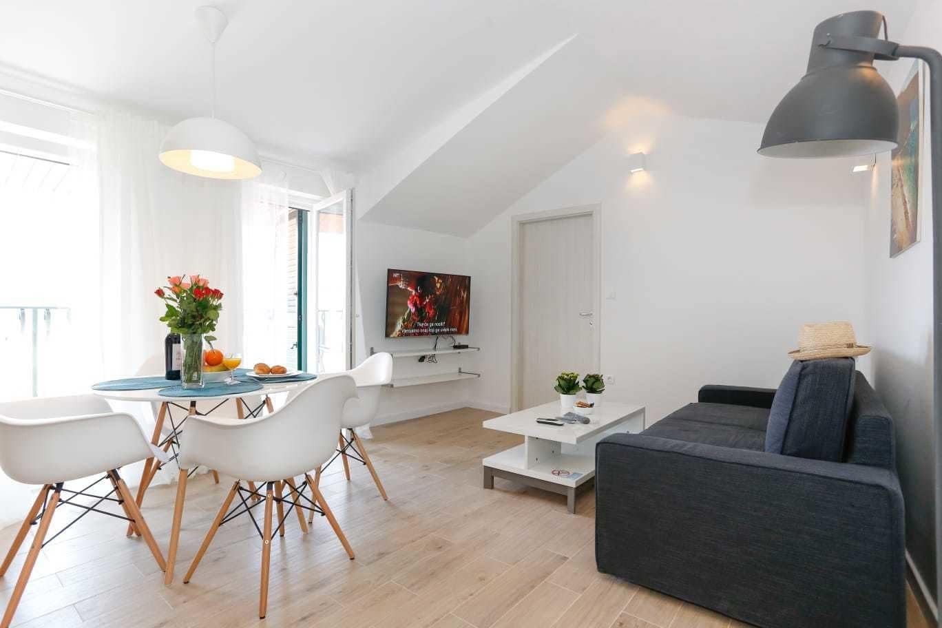 Apartment Attic | Area keluarga | TV layar datar