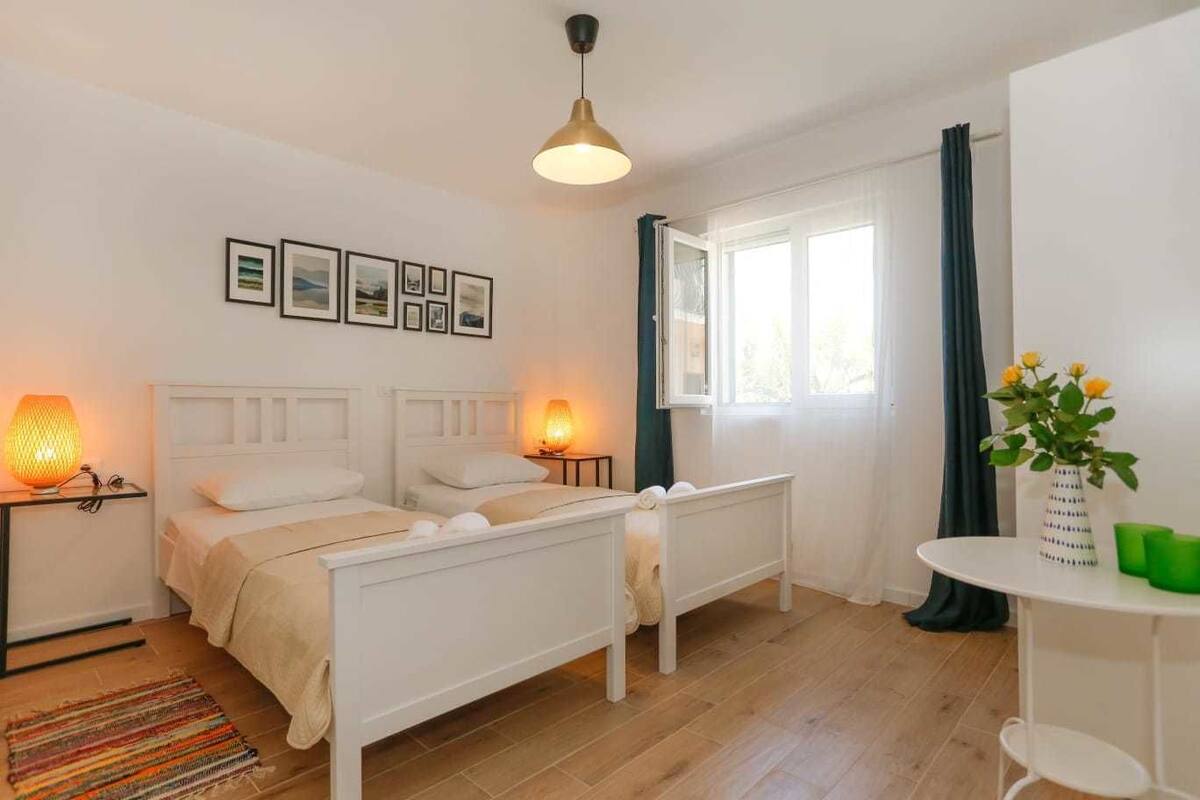 Lemon | Soundproofing, iron/ironing board (on request), WiFi (free), bed sheets