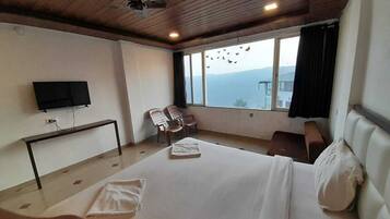 Superior suite | Luxe beddengoed, een bureau, een laptopwerkplek