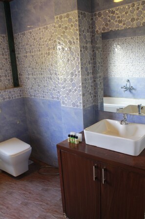 Suite exécutive, 1 très grand lit, baignoire, vue sur la montagne | Salle de bain | Baignoire profonde, douche cascade, articles de toilette (gratuits)
