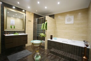 Deluxe Suite, Jetted Tub | Bathroom - Luxury Guest House Opus One (Faro)