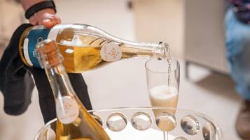 Champagne wordt in een glas geschonken.