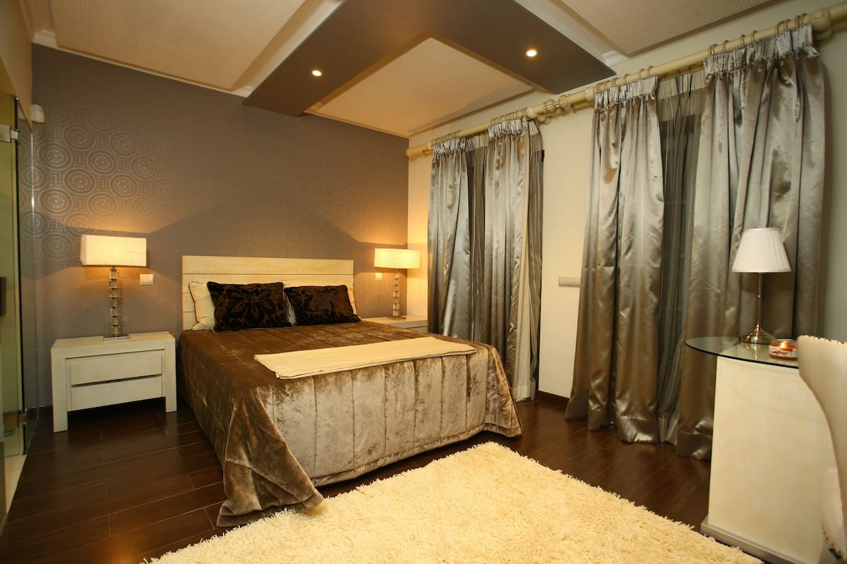 Suite Deluxe, hidromasaje | Minibar, decoración personalizada, muebles diferentes y escritorio