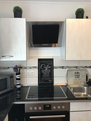Apartamento (La Lucia) | Cozinha privada | Geladeira, micro-ondas, cooktop, lava-louças