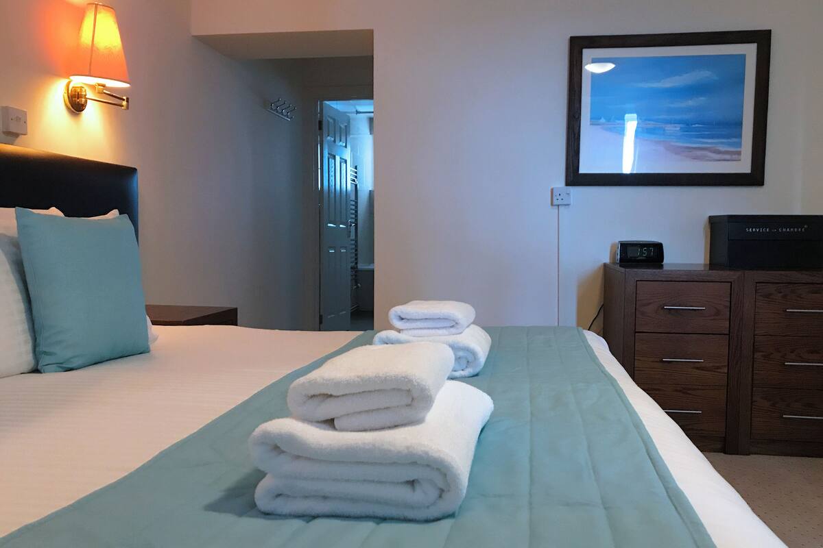Habitación cuádruple familiar | Escritorio, tabla de planchar con plancha, wifi gratis y ropa de cama