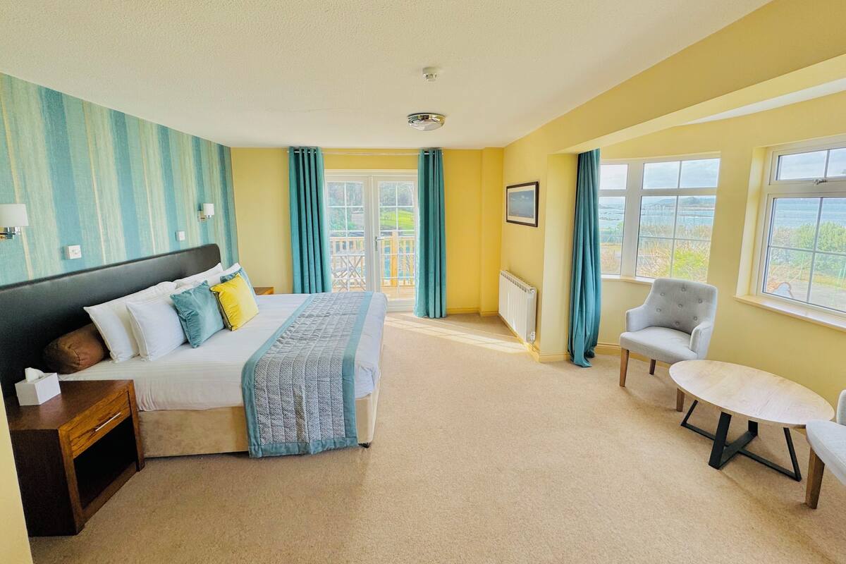 Habitación superior con 1 cama doble o 2 individuales | Escritorio, tabla de planchar con plancha, wifi gratis y ropa de cama