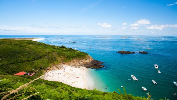 Una spiaggia nelle vicinanze