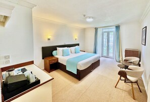 Een bureau, een strijkplank/strijkijzer, gratis wifi, beddengoed