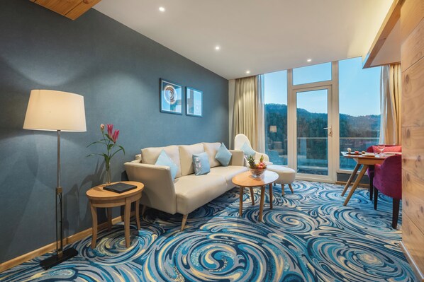 Suite, 1 Queen Bed, Garden View | Living area