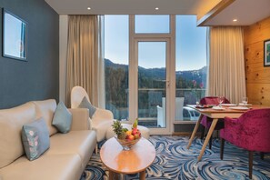 Suite, 1 Queen Bed, Garden View | Living area