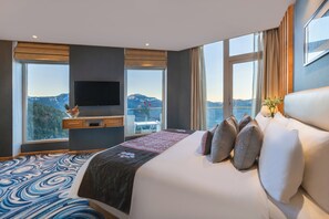 Suite, 1 queensize-seng, hageutsikt | Safe på rommet, individuelt dekorert, individuelt innredet og skrivebord