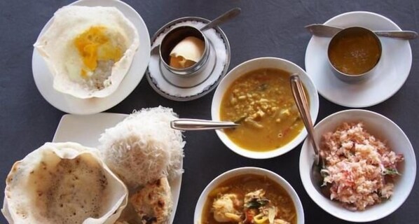 On vous proposera un assortiment de plats, notamment une soupe, un plat de riz et un plat avec un œuf frit.