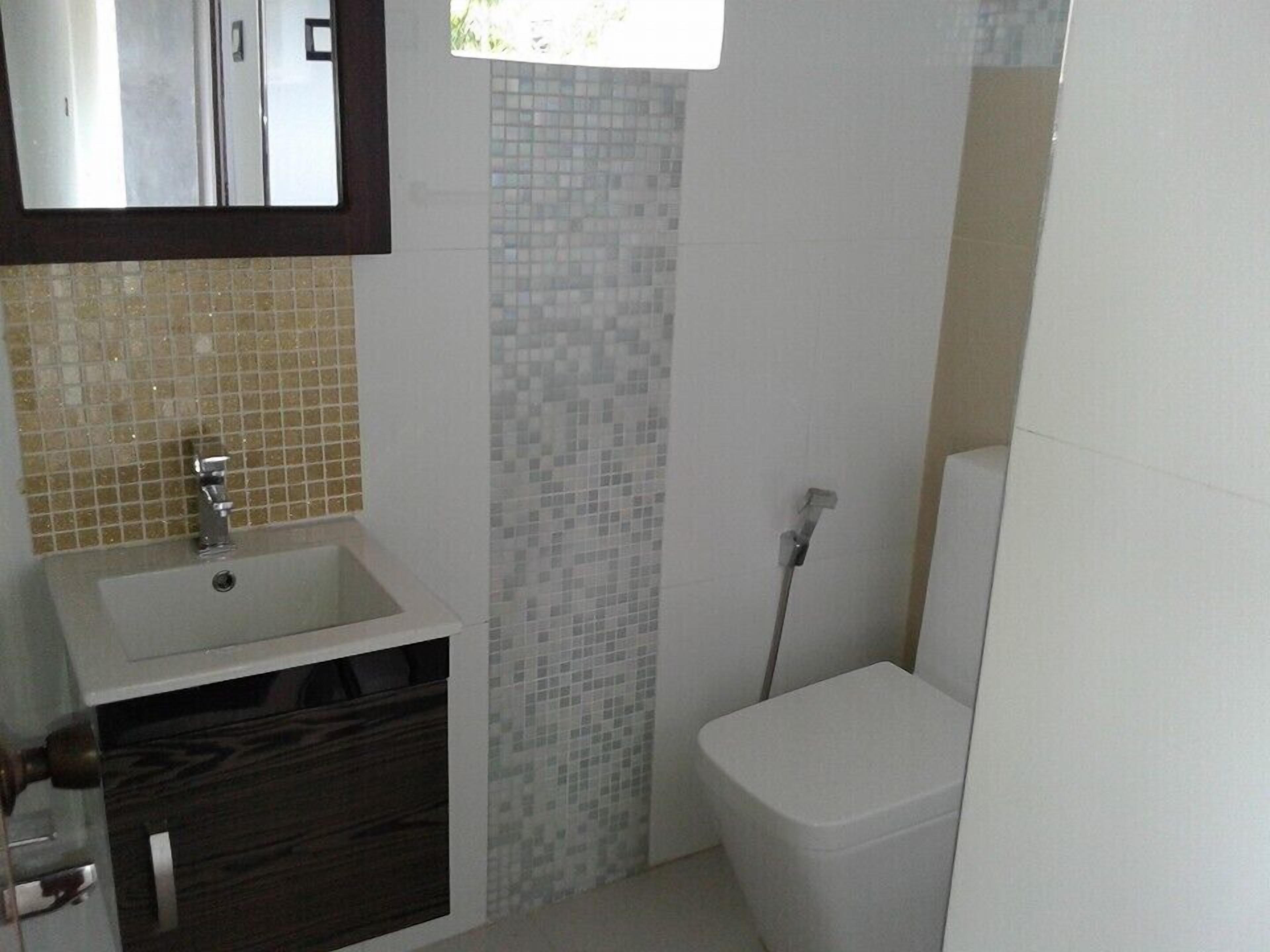 Standaard kamer | Badkamer | Een douche, gratis toiletartikelen, handdoeken