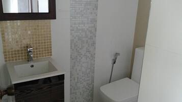 Standaard kamer | Badkamer | Een douche, gratis toiletartikelen, handdoeken