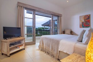 3 bedrooms, free WiFi - Puri Temple; fully serviced 3 Bedroom Villa, Central Canggu. Close to the beach. (Canggu)