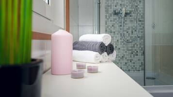 Deluxe appartement, meerdere bedden, niet-roken, uitzicht op heuvels | Badkamer | Een bad/douchecombinatie, een regendouche, handdoeken