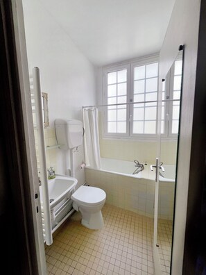 Kombinert dusj/badekar, hårføner og håndklær