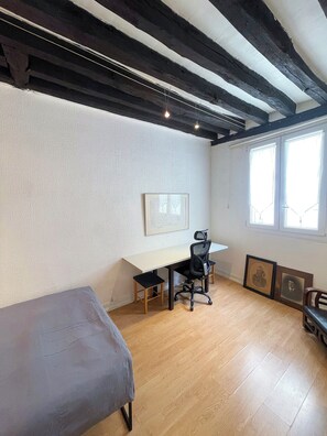 1 soverom, skrivebord, wi-fi (inkludert) og sengetøy