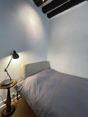 1 soverom, skrivebord, wi-fi (inkludert) og sengetøy