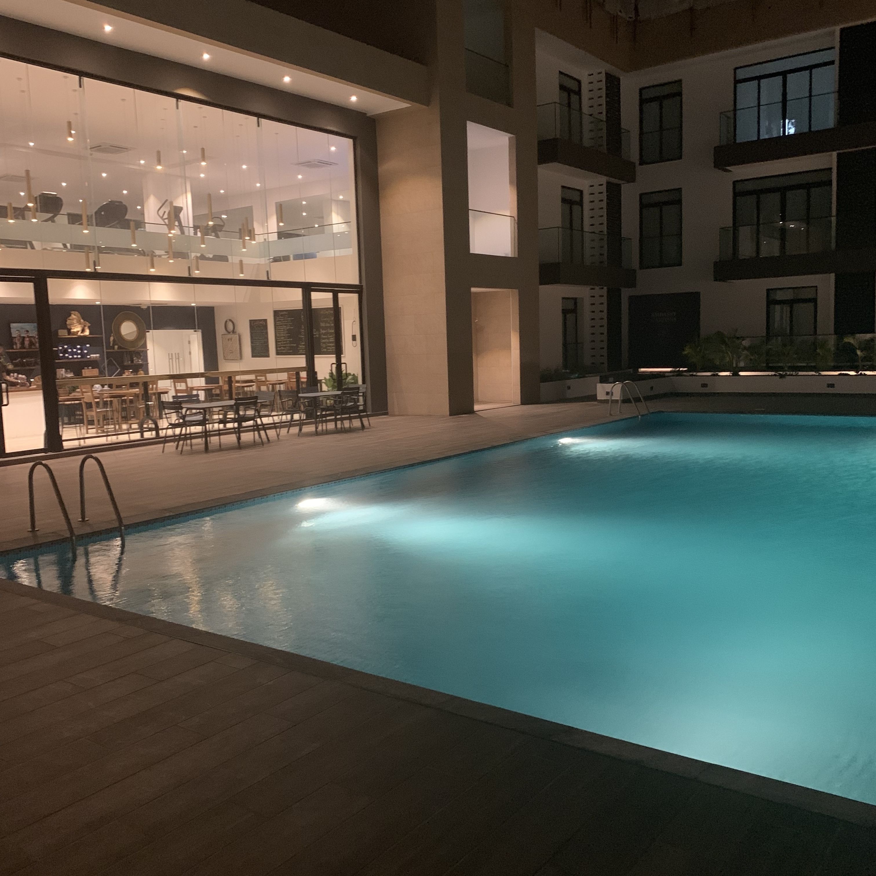 Vista frontal de la propiedad por la tarde o noche