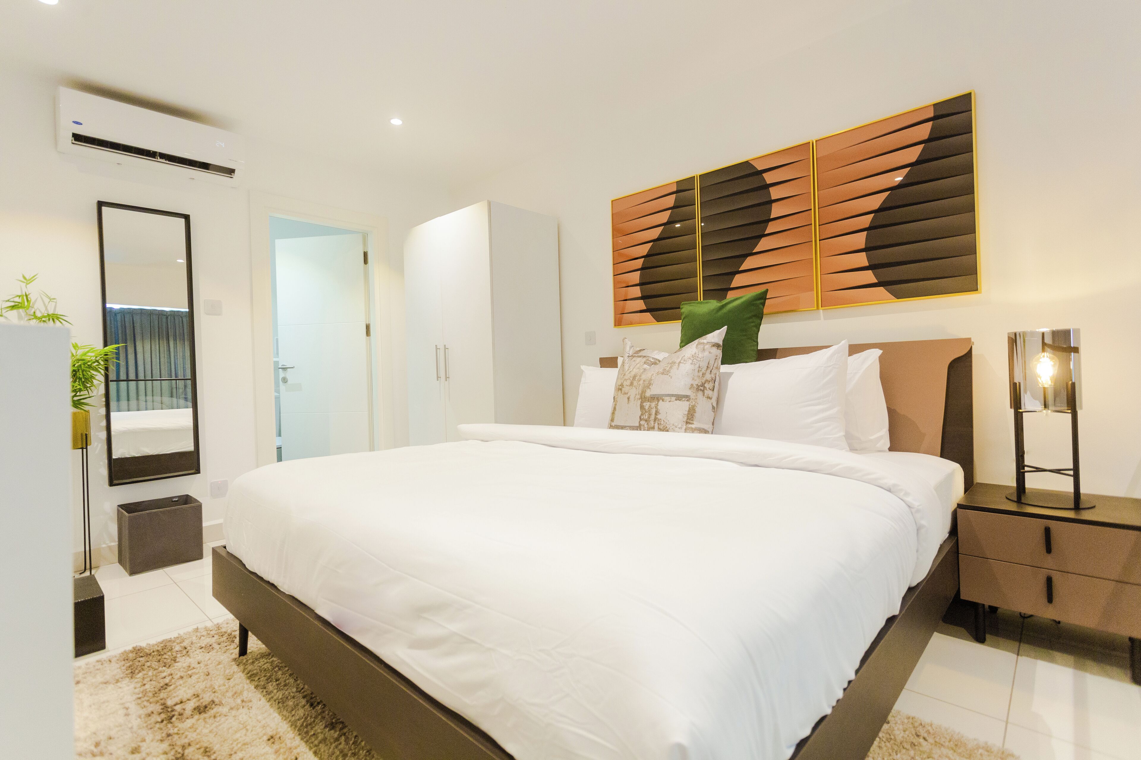 ラグジュアリー デュープレックス クイーンベッド 1 台 | 高級寝具、セーフティボックス (室内)、客室ごとに異なる装飾、客室ごとに異なるインテリア